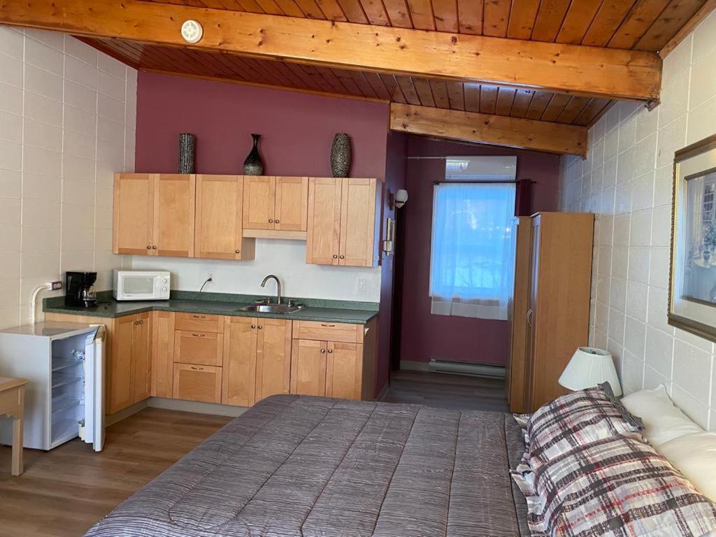Huron Sands Motel And Restaurant Providence Bay Exteriör bild