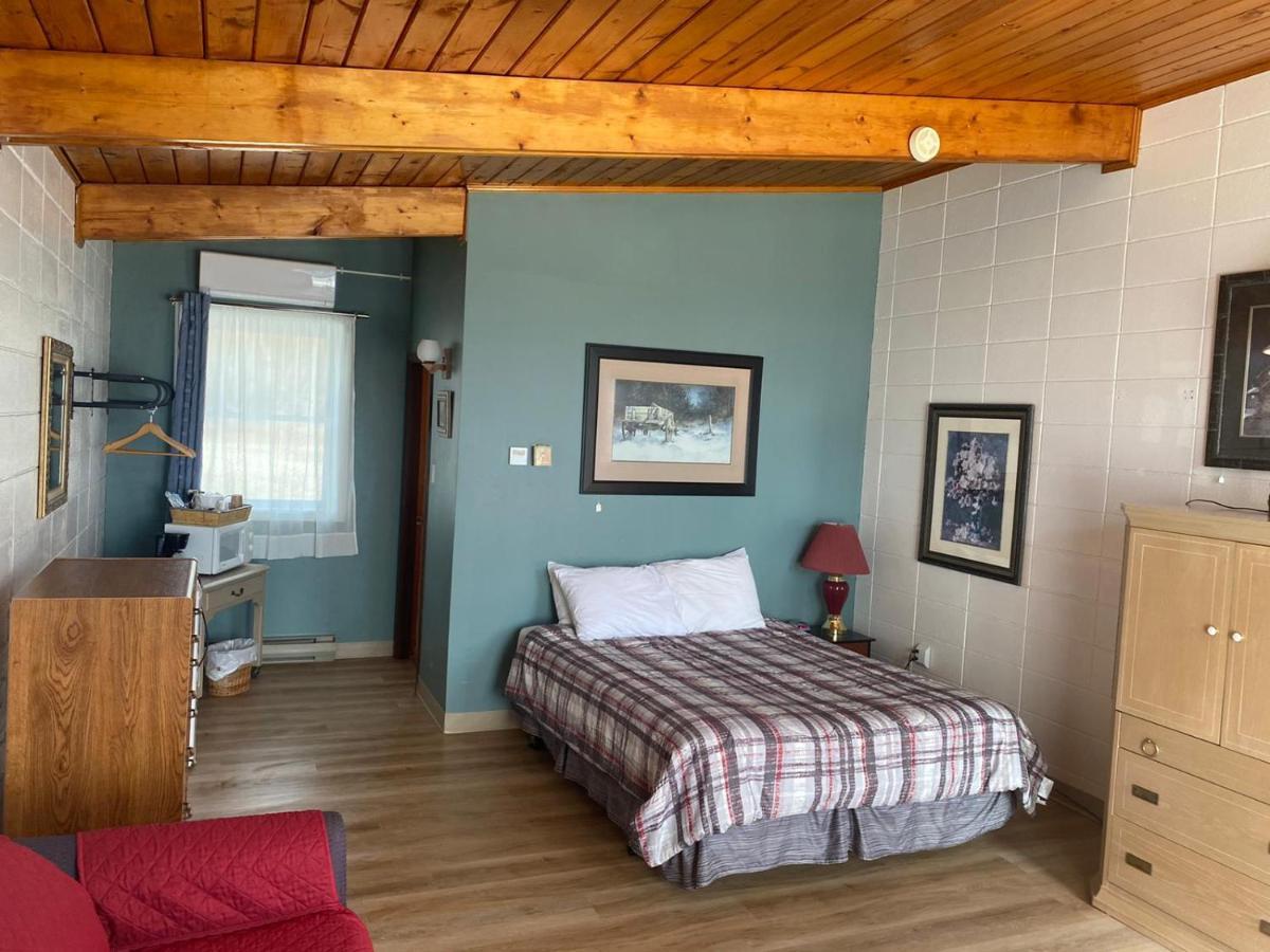 Huron Sands Motel And Restaurant Providence Bay Exteriör bild