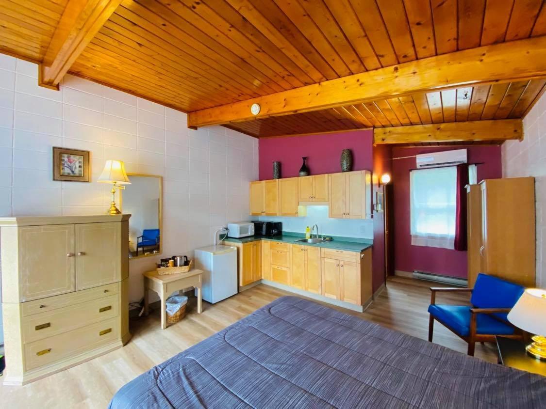 Huron Sands Motel And Restaurant Providence Bay Exteriör bild
